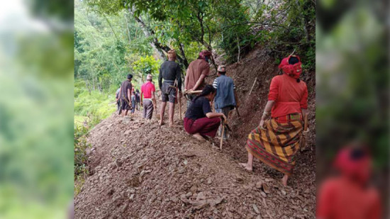 कुलो खन्न श्रमदान गर्दै बेनीका किसान